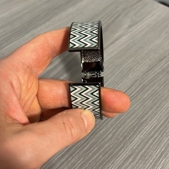 Vintage Metal Hinged Bangle Bracelet with Chevron Design, EUC - Picture 4 of 8